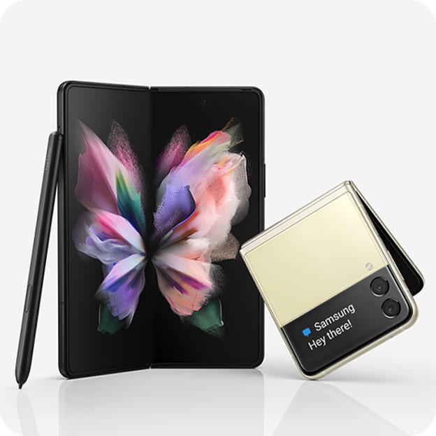 Galaxy Z Fold3 5G mở ra với hình nền đầy màu sắc trên màn hình và Galaxy Z Flip3 5G mở ra một chút, đứng ở góc. Màn hình ngoài hiển thị thông điệp lời chào Hey there! từ Samsung.