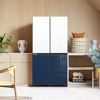 Chiếc tủ lạnh Samsung BESPOKE trong hình được thiết kế với cánh tủ phía trên màu trắng và cánh tủ phía dưới màu xanh navy.